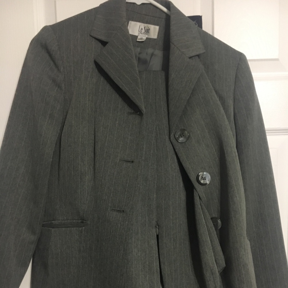 Le Suit petite professional